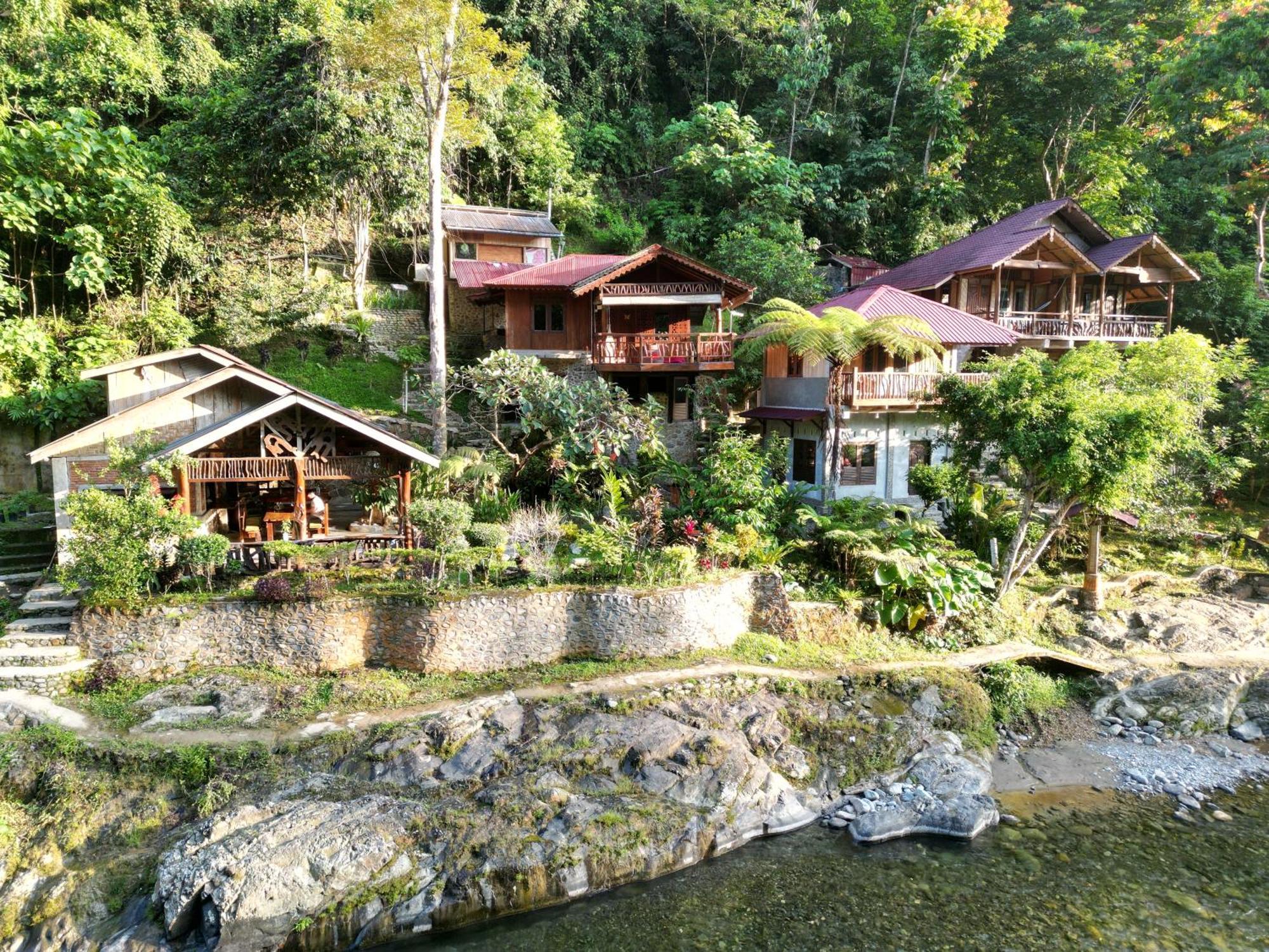 Kupu Kupu Garden Guest House & Cafe Bukit Lawang Exterior photo