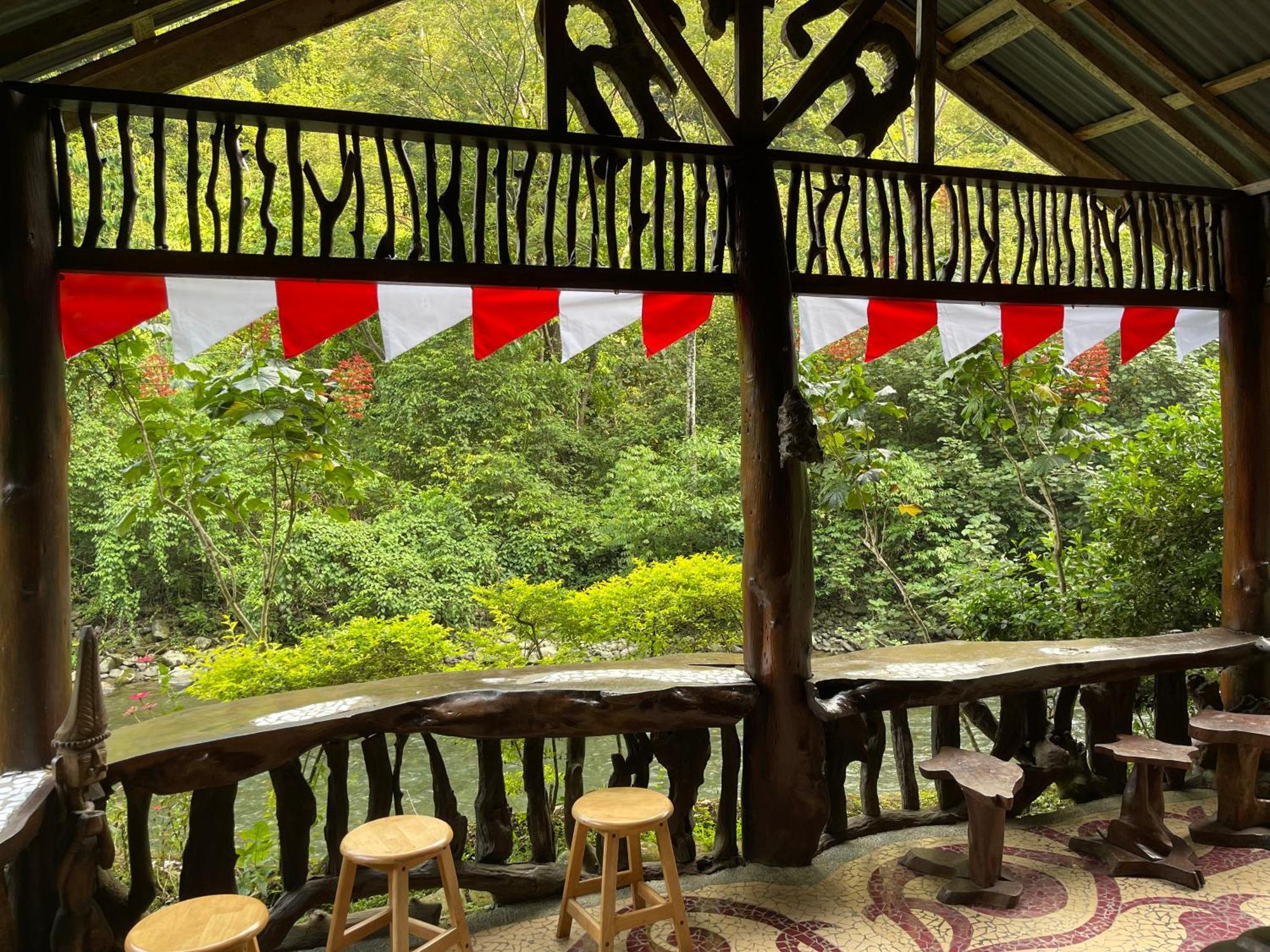 Kupu Kupu Garden Guest House & Cafe Bukit Lawang Exterior photo